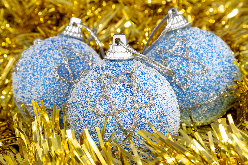 Życzenia Bożonarodzeniowe - trzy niebieskie bombki choinkowe na żółtym łańcuchu