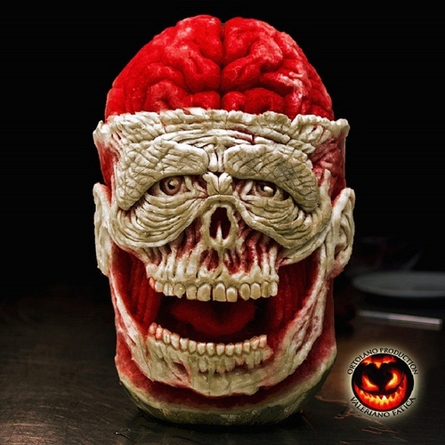 14-Watermelon-Skull-with-Brain-Valeriano-Fatica-Ortolano-Production-Food-Art-Sculptures-Carved-Fruit-Vegetables-www-designstack-co