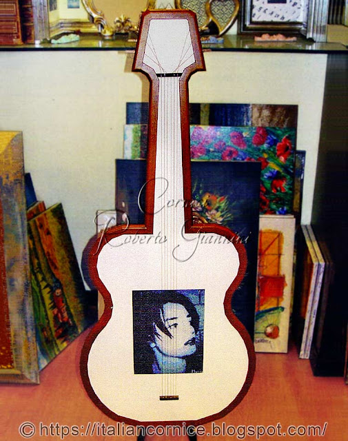 Cornice in legno sagomata a forma di chitarra per contenere un ritratto poster