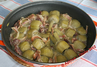  1116º Menú, Aperitivo, alcachofas en salsa con jamón, tortilla de patatas, pollo relleno y pastelillos. 