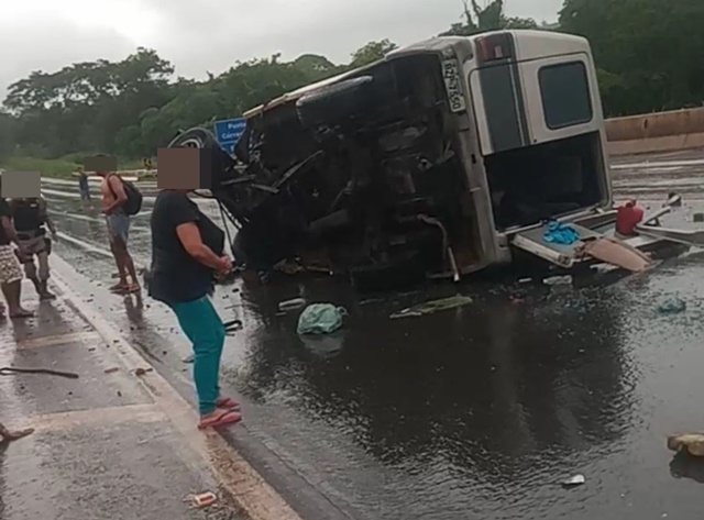 Acidente com van que saiu de Mairi para SP deixa vários feridos em Minas