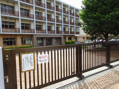 門を閉める