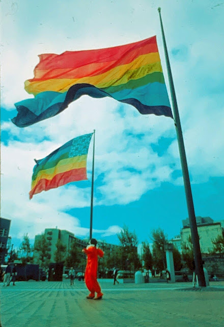 Los voluntarios izan una de las dos banderas del arcoíris originales creadas para San Francisco Gay