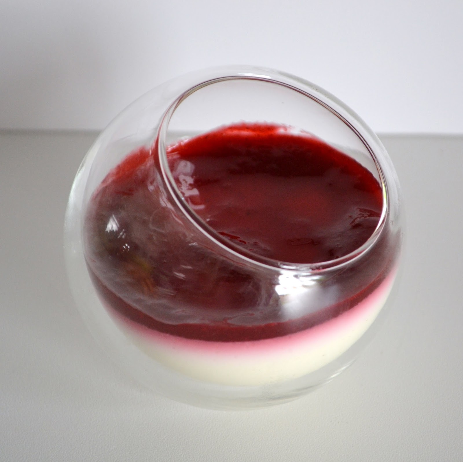 Privé de dessert!!! Panna cotta au yaourt velouté & coulis de framboise