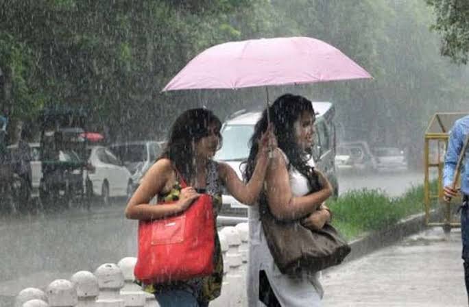 Weather Alert: ताउ-ते तूफान ने बदला यूपी का मौसम, बारिश ने तोड़े सारे रिकॉर्ड, अलर्ट जारी