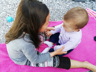 due bambine che giocano sul tappeto