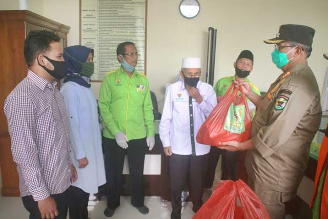 Warga dan Mahasiswa Dapat Bantuan Sembako dari Basnaz Kabupaten Solok