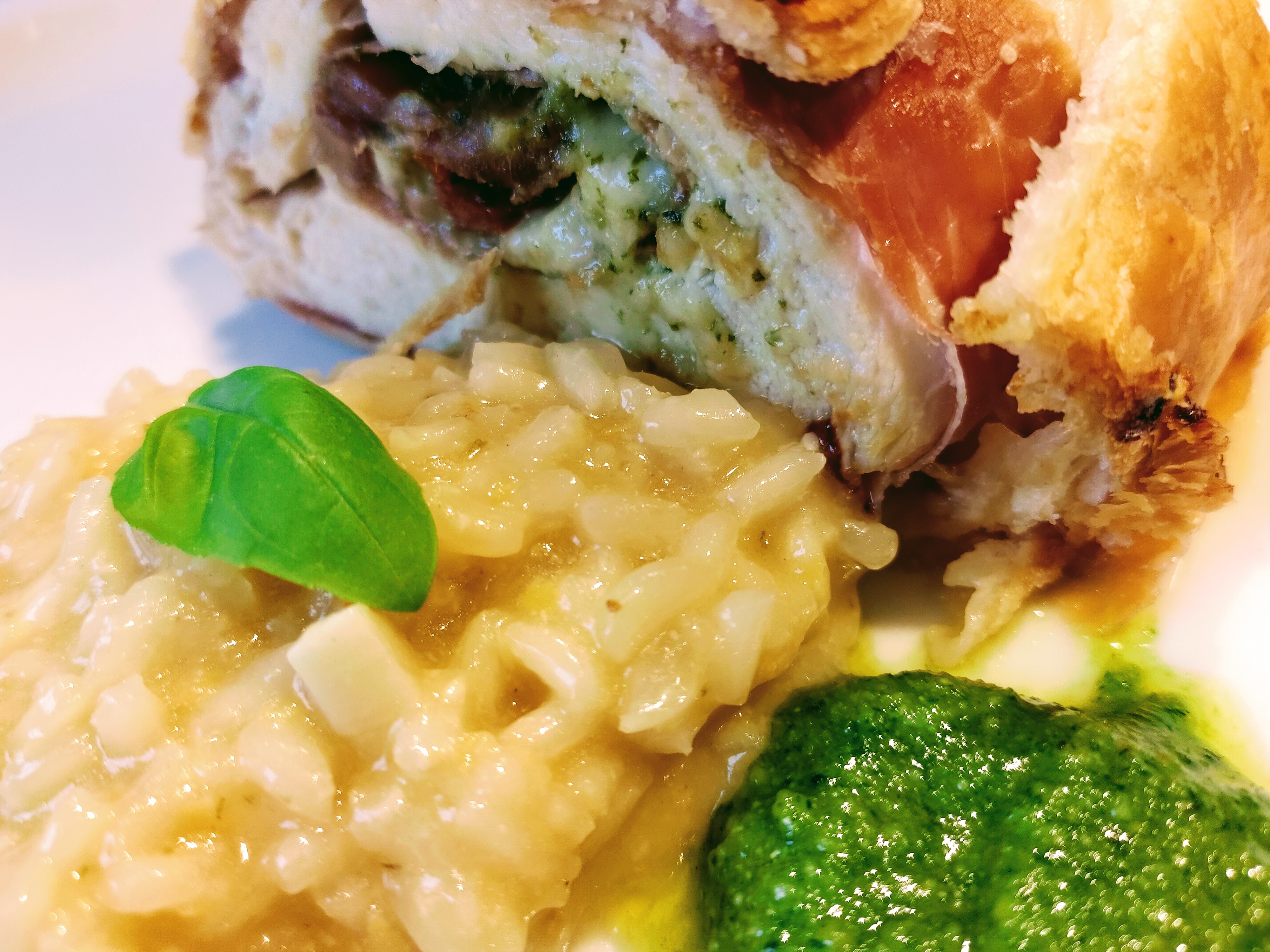 Gefülltes Hühnerfilet im Blätterteigmantel mit Zitronenrisotto und ... Gefülltes Hühnerfilet im Blätterteigmantel mit Zitronenrisotto und ...