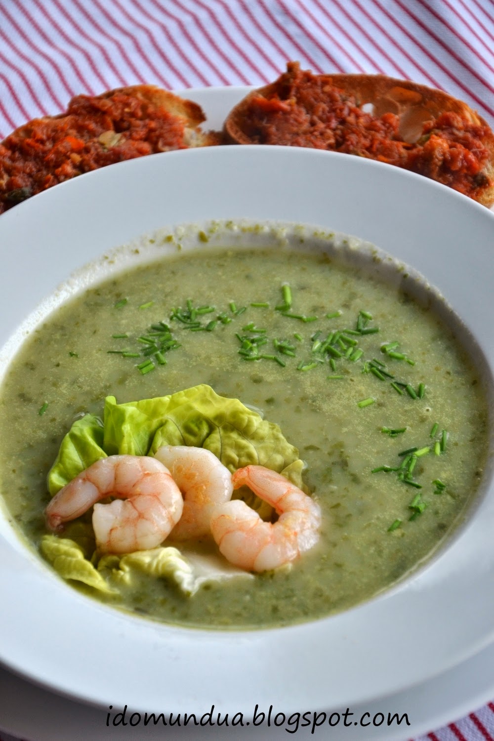 SOPA DE LECHUGA CON GAMBAS