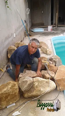 Bizzarri iniciando uma cascata de pedra na piscina, sendo cascata com pedra moledo. 5 de janeiro de 2017.