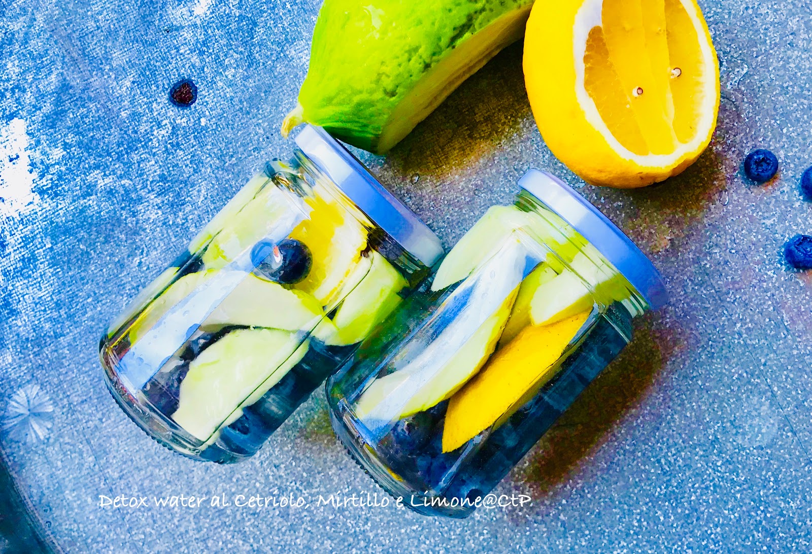 Detox water al Cetriolo, Mirtillo e Limone Detox water al Cetriolo, Mirtillo e Limone
