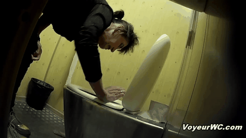 Secret cam in the toilet films woman peeing (Street Toilet 34)