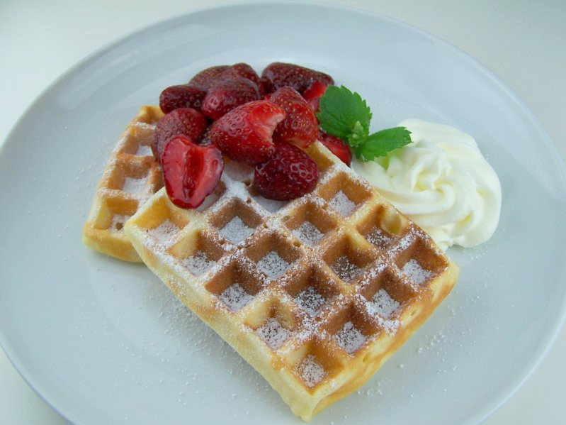 Lecker Bentos und mehr: Knusprige Joghurt-Waffeln mit frischen Erdbeeren