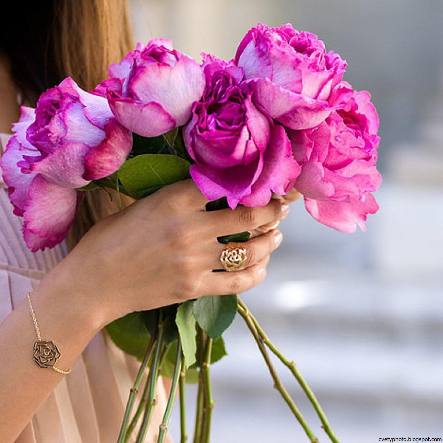 My flowers are beautiful. Пион деми Мур. Букет цветов для девушки. Красивый букет в руках. Цветы в руках у девушки.