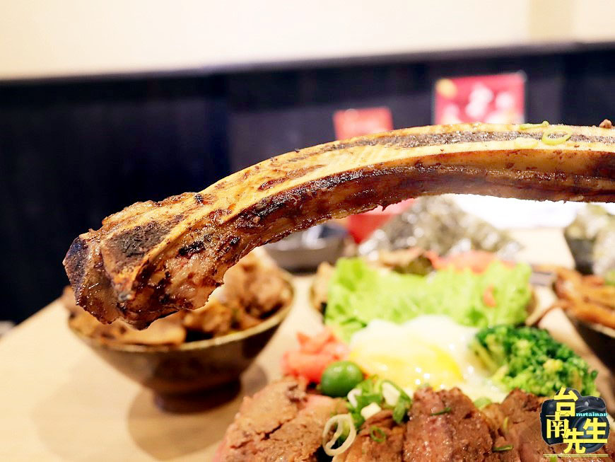 台南日式丼飯/超值佛心價最低120元起/從路邊小攤販賣到連鎖餐飲品牌/雞白湯+飲品內用無限暢飲喝到飽/現點現烤直火炙燒/獨家秘製燒肉醬/使用台灣豬/一開店就有客人上門