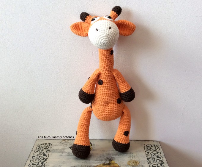 Con hilos, lanas y botones: Greta jirafa amigurumi (patrón Cucapuntoes)