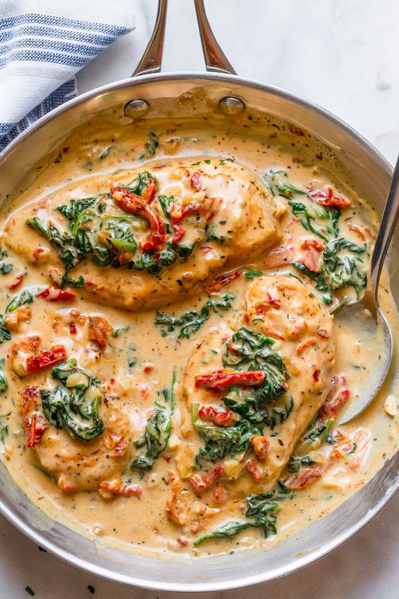 Chicken with Spinach in Creamy Parmesan - #eatwell101 #recipe - An easy #one-pan #dish that will wow the entire family for dinner! - #recipe by #eatwell101