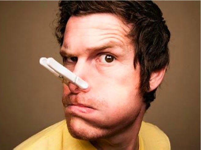 juego cartas en la frente