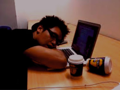 Homem dormindo na mesa do computador