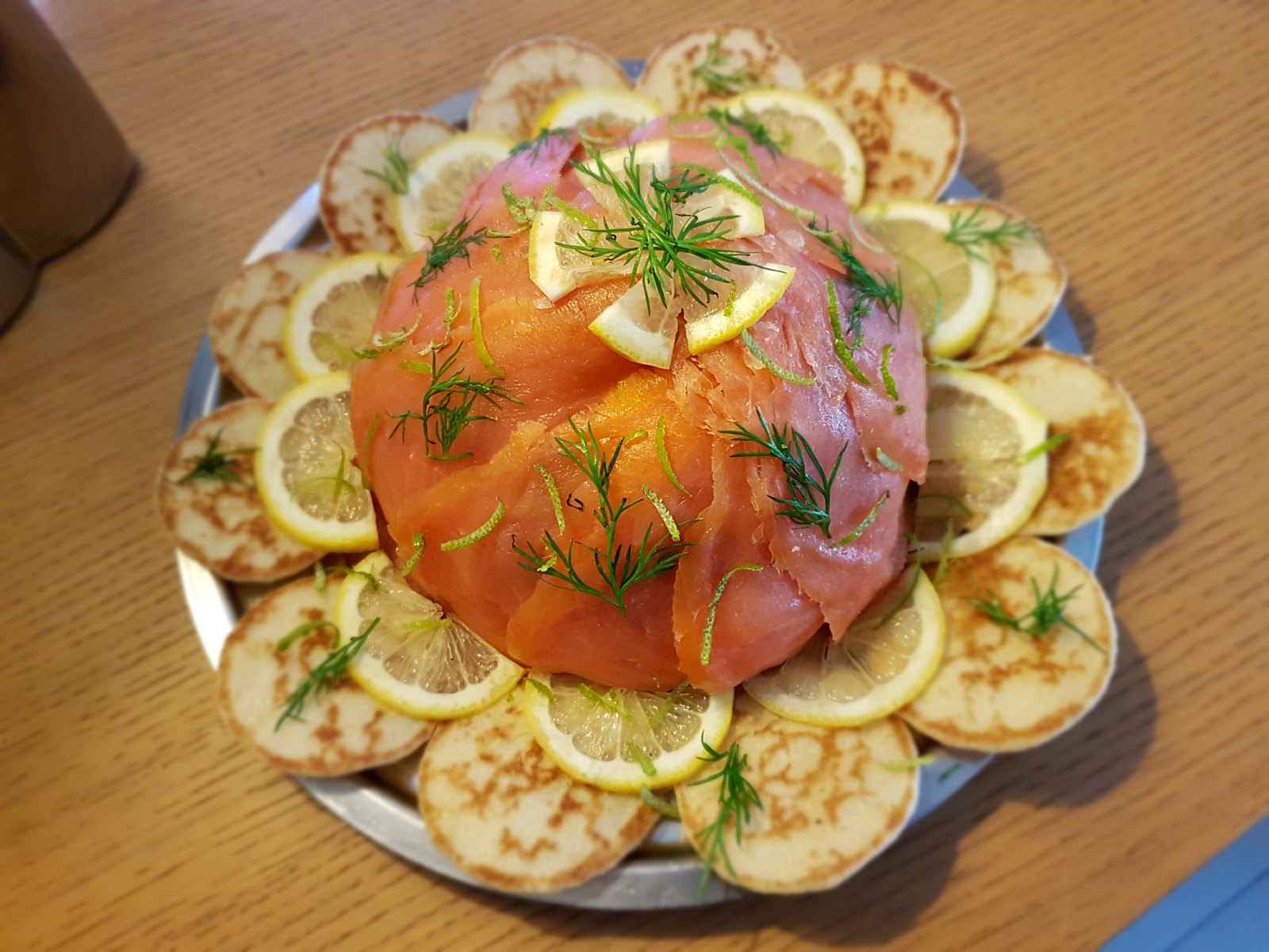 Ru faux pendentif présenter des tranches de saumon fumé approfondir la Ru faux pendentif présenter des tranches de saumon fumé approfondir la