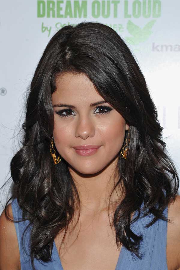 Selena Gomez Metallic Eyeshadow | Celebrities style