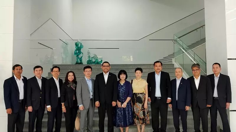 L-R: Sok Vireak,Vice Consul of Consulate General of Royal Cambodian Consulate General in Guangzhou; Dang The Hung, Consul-General of Consulate of Vietnam Guangzhou; Chua Teng Hoe, Consul-General of Consulate General of the Republic of Singapore Guangzhou; Krongkanit Rakcharoen,Consul-General of Royal Thai Consulate-General; Jimmy Yi, President of OPPO APAC; Marshall Louis M.Alferez,Consul General of Consulate General of the Republic of The Philippines Guangzhou; Xie Yuhua,Director of Dongguan Foreign Affairs Bureau; Qian Hongjie,Director of Division of Asian Affairs of Foreign Affairs Office of People’s Government of Guangdong Province; Beh Ching Chye,Consul General of Consulate General of Malaysia; Somlith Khantivong,Consul General of Consulate General of the Lao People’s Democratic Republic; Gustanto,Consul General of Consulate General of the The Republic of Indonesia; Sun Jiuhong,City Deputy Town Chief of The People’s Government of Chang’an Town, Dongguan ASEAN Consulate-Generals Made First Visit to OPPO Headquarters