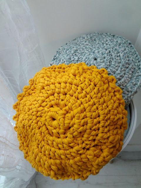 Crochet a Round Pillow - free pattern