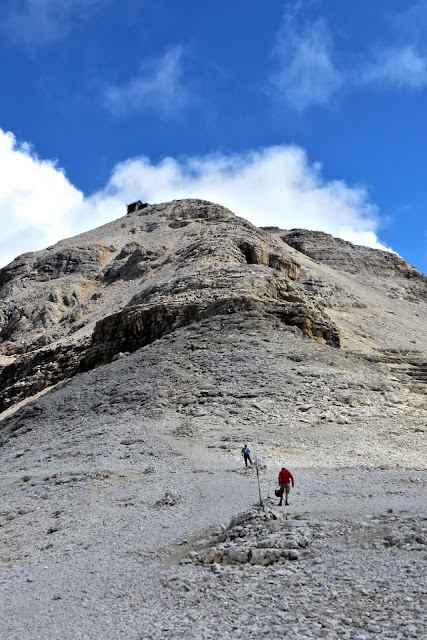 via ferrata verso il piz boè sul monte sella