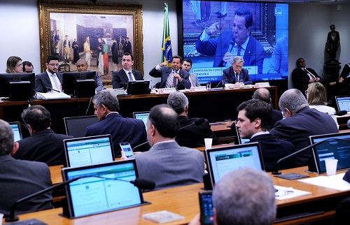 Comissão rejeita relatório contra Temer; decisão final caberá ao plenário Comissão rejeita relatório contra Temer; decisão final caberá ao plenário