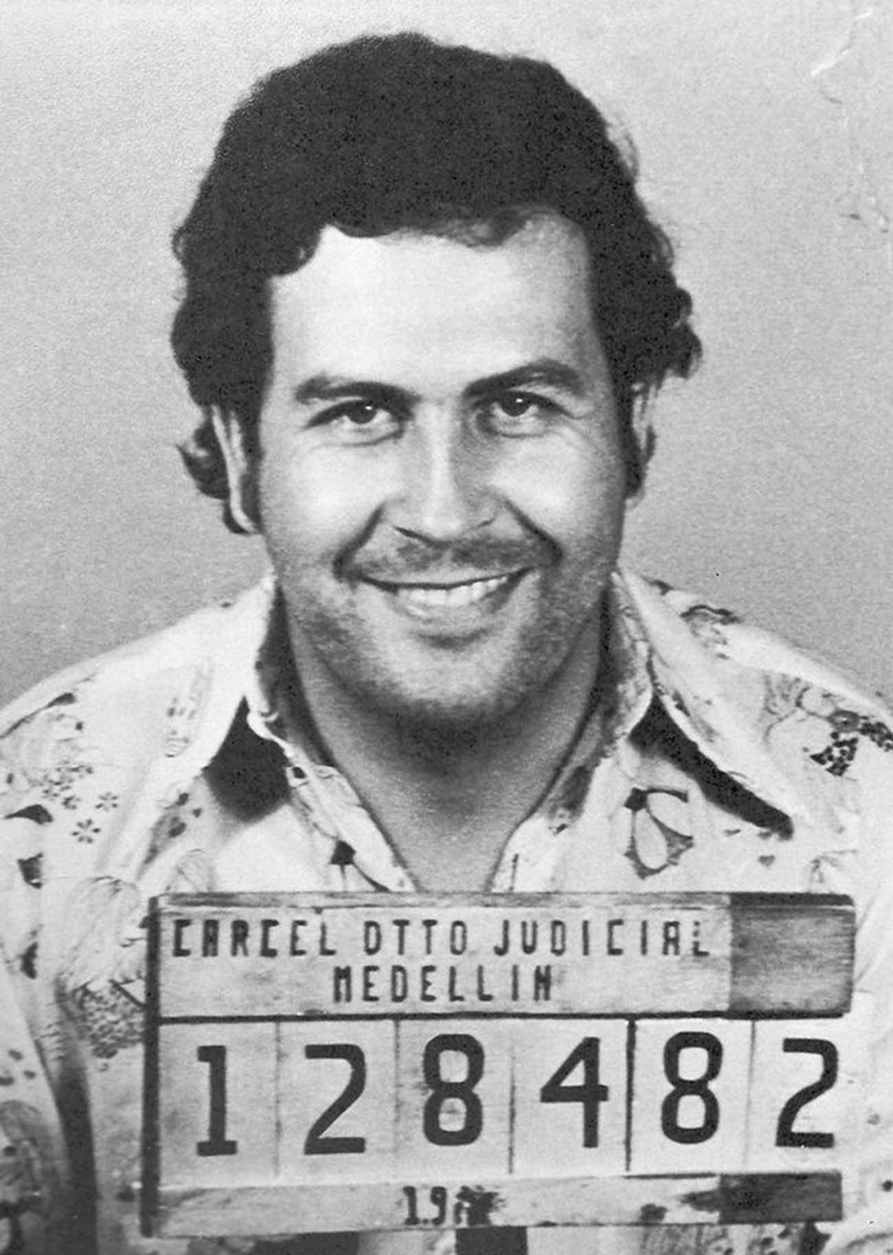Pablo Escobar poses for a family photo outside of the White House 1981   Rare Historical Photos