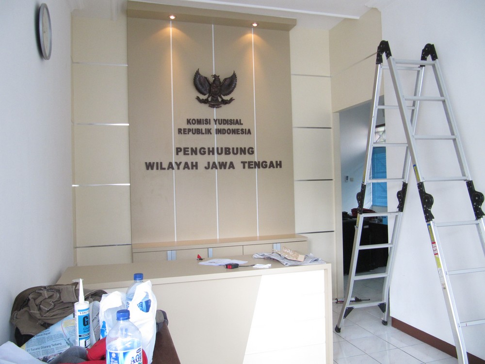 Meja Customer Service, Partisi Background Kantor dan Huruf Timbul