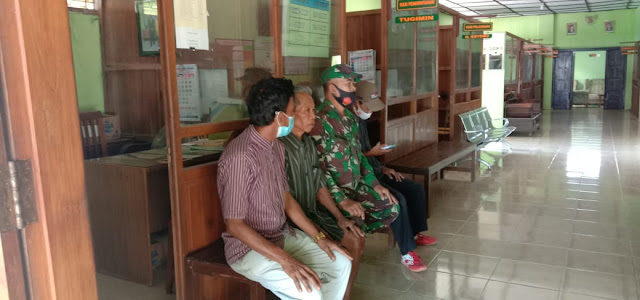 Komsos Bersama Aparat Desa, Babinsa Tingkatkan Sinergitas Lawan Covid 19 Komsos Bersama Aparat Desa, Babinsa Tingkatkan Sinergitas Lawan Covid 19