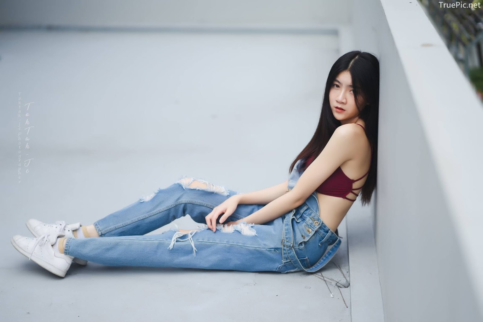 Thailand angel model Sasi Ngiunwan - Red plum bra and jean on a beautiful day - Picture 4