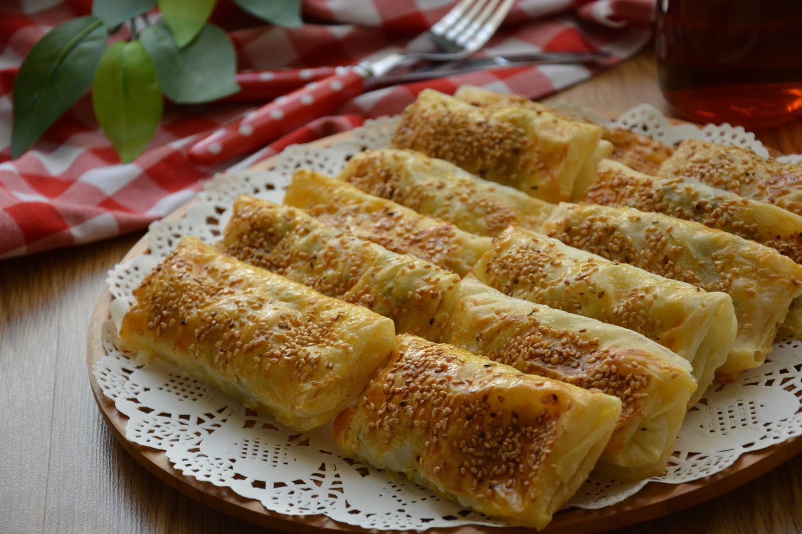 TAVUKLU GARNİTÜRLÜ BÖREK ÇİÇEK EKMEK