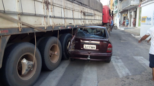 Carreta arrasta carro estacionado na saída de Jacobina