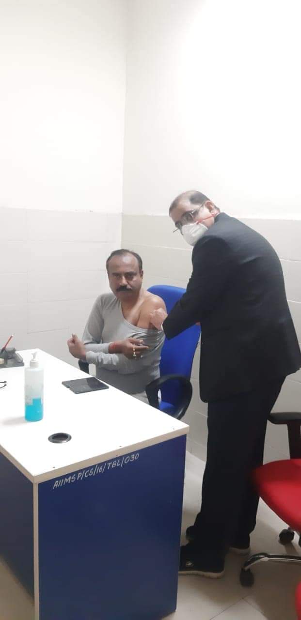 दीघा के विधायक और बीजेपी नेता संजीव चौरसिया ने कोरोना टीका लिया।