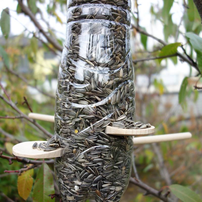Vogelfutterspender aus Restholz mit Flasche zum aufhängen Stellen