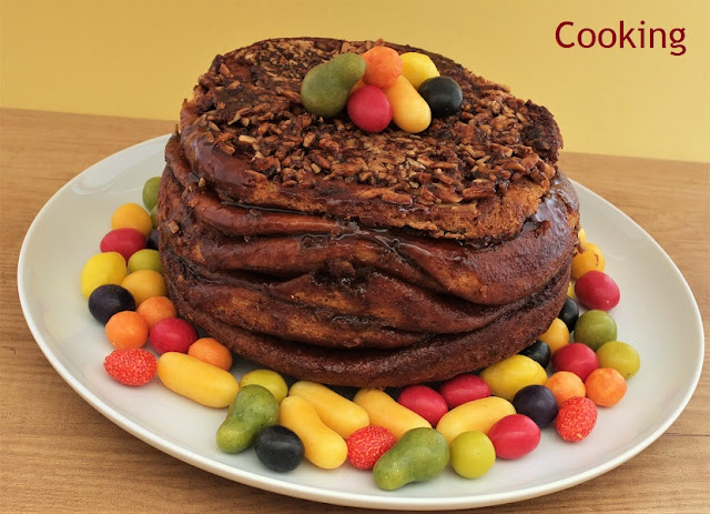 O bolo de folha ou bolo do tacho é um folar de Páscoa, típico de Olhão e Estói,  feito com várias camadas de massa intercaladas com açúcar, mel e canela.
