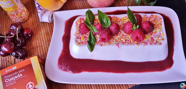 Cuajada de coco con frutas rojas