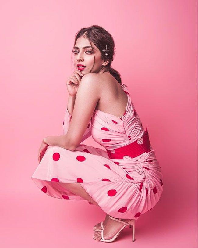 Malavika mohanan IMAGES, GIF, ANIMATED GIF, WALLPAPER, STICKER FOR WHATSAPP & FACEBOOK