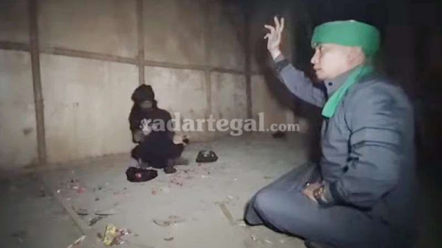 Adu Kesaktian dengan Ustaz Ujang Bustomi, Dukun Santet Garut Terlempar sampai Jebol Dinding Adu Kesaktian dengan Ustaz Ujang Bustomi, Dukun Santet Garut Terlempar sampai Jebol Dinding