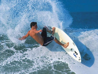 [ragazzo che fa surfing su un'onda marina o di un oceano]