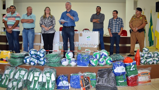 Secretário de Esportes, Douglas Fabrício, entrega materiais esportivos em Roncador