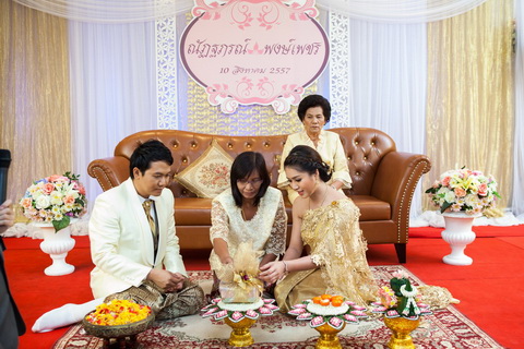 ตรวจนับสินสอดในพิธีแต่งงานแบบไทย