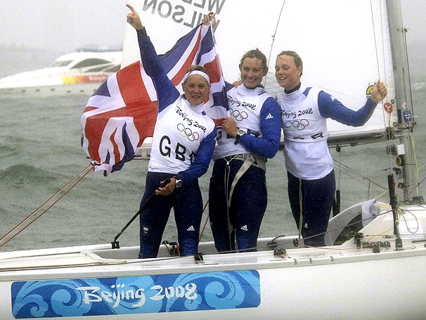 Grã Bretanha comemorando ouro na classe Yngling nos Jogos Olímpicos de Pequim 2008