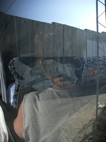 Vista del Muro a través de los cristales del autobús que nos lleva a Belén