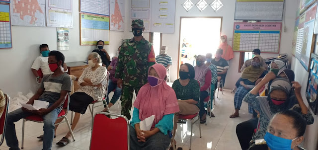 Babinsa Koramil 04/Pedan Melaksanakan Pengamanan Penyaluran BLT DD Tahap II