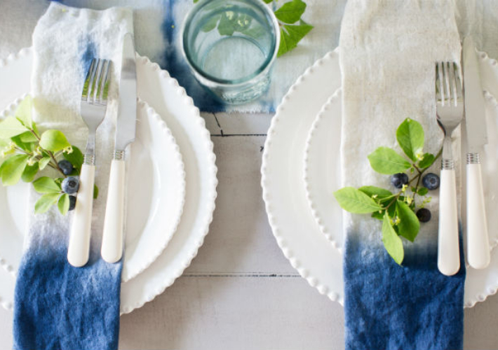 Una mesa de verano en blanco y azul índigo