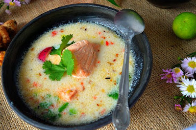 Sopa thai de salmón y leche de coco