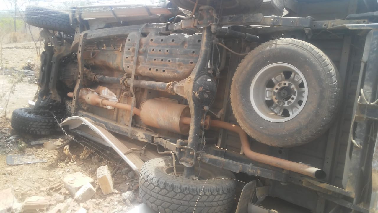 Motorista perde o controle e capota camionete na zona rural de Monteiro